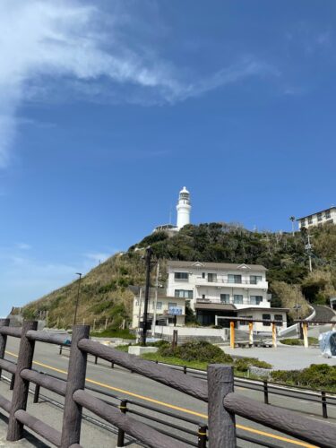 駐車場からみた御前崎灯台