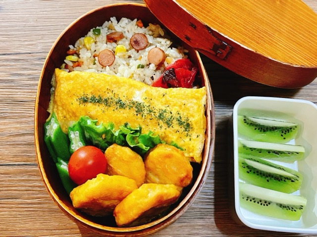 男子高校生のピラフ弁当