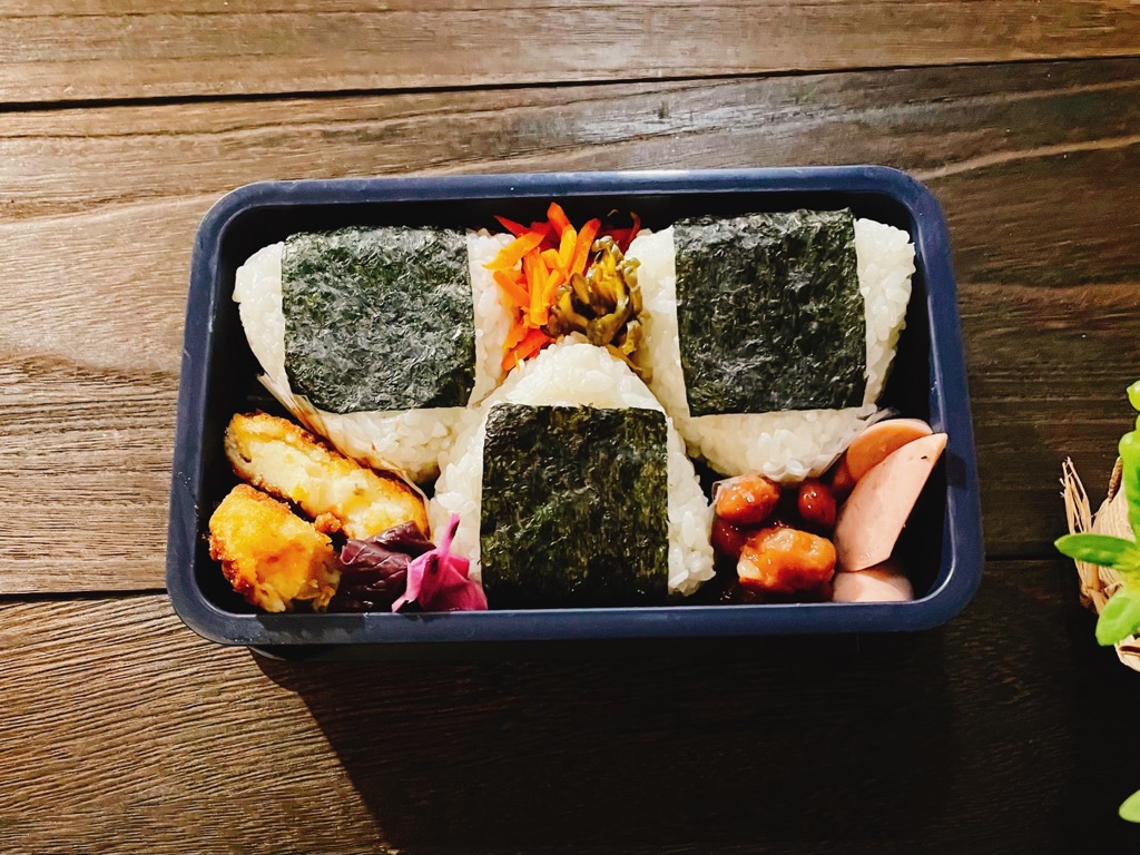 おにぎり弁当